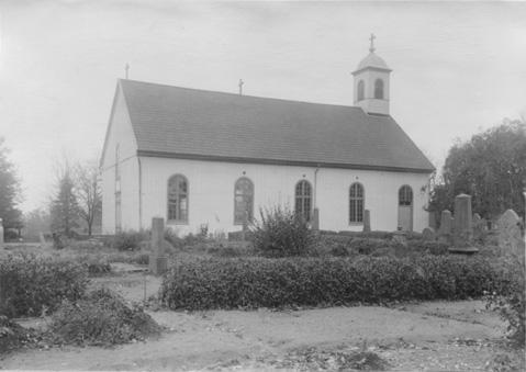 Den yta som tillkom genom 1927 års utvidgning gavs begränsningsmurar av sprängsten i kallmur. Man fortsatte på så vis att bygga på den terrass som den befintliga kyrkogården var anlagd på.