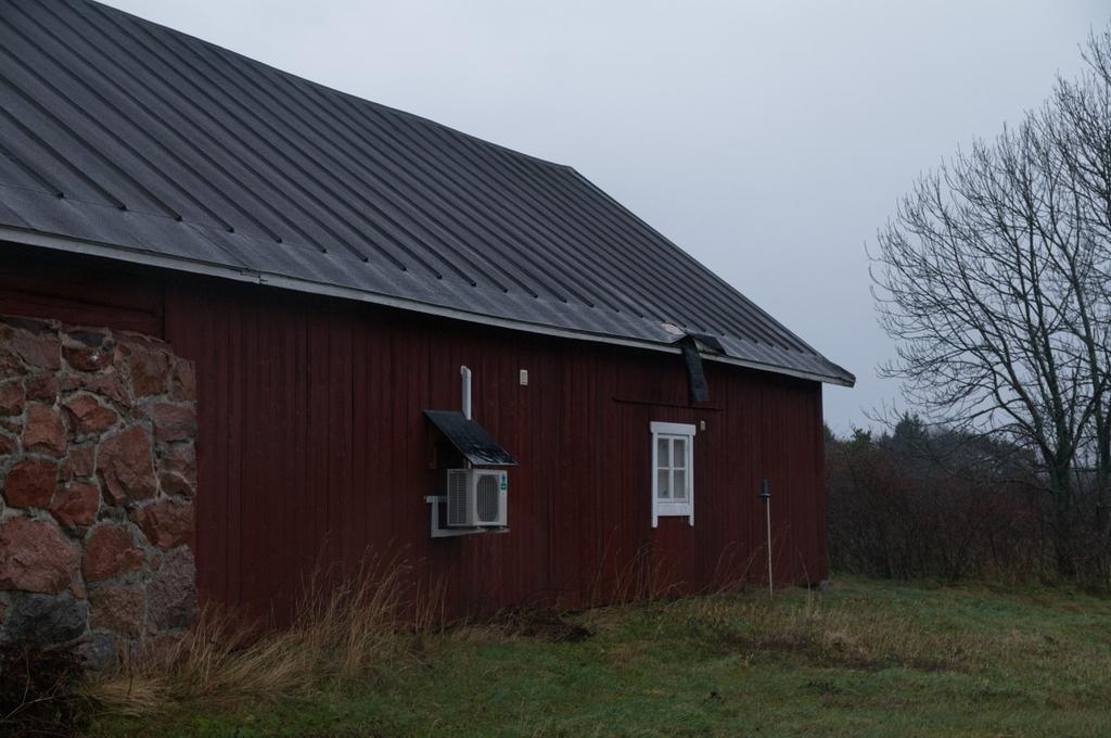 Under den första vinterstormen slets delar av ladugårdens