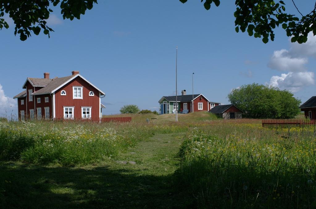 På pärmen ses gården i det skick den var när landskapet tog över 1966,