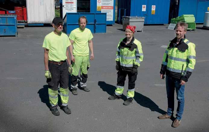 På avfallsstationen vid Domargårds avfallscentral jobbar bl.a. avfallsstationsskötare Markku Järvinen (vänster), anläggningsskötare Peter Nyholm, avfallsstationsskötare Kaija Nurmi och hanteringsingenjör Lasse Vilén.