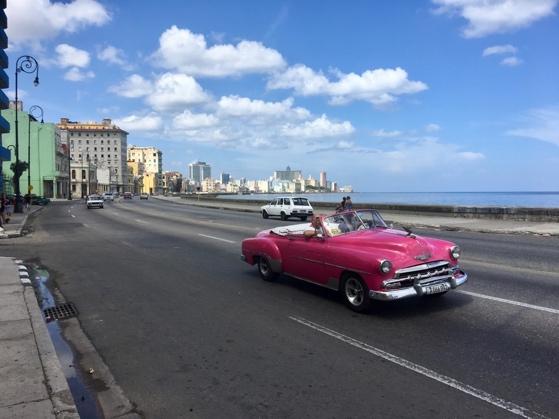 Efter lunch tar vi oss vidare till Vedado som byggdes under 40 50 talet. Sista stoppet på dagens tur är den moderna och exklusiva stadsdelen Miramar.