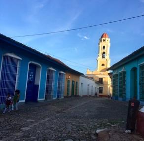 Vi börjar med en guidad vandringstur i Trinidad och äter en sen lunch. Vi stannar och provar en Canchánchara, vilken är den lokala drinken i Trinidad.