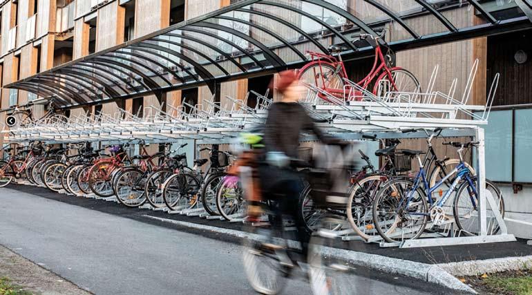 Cykelhagen omgärdas av ett robust stålstaket med sidopaneler i perforerat stål.