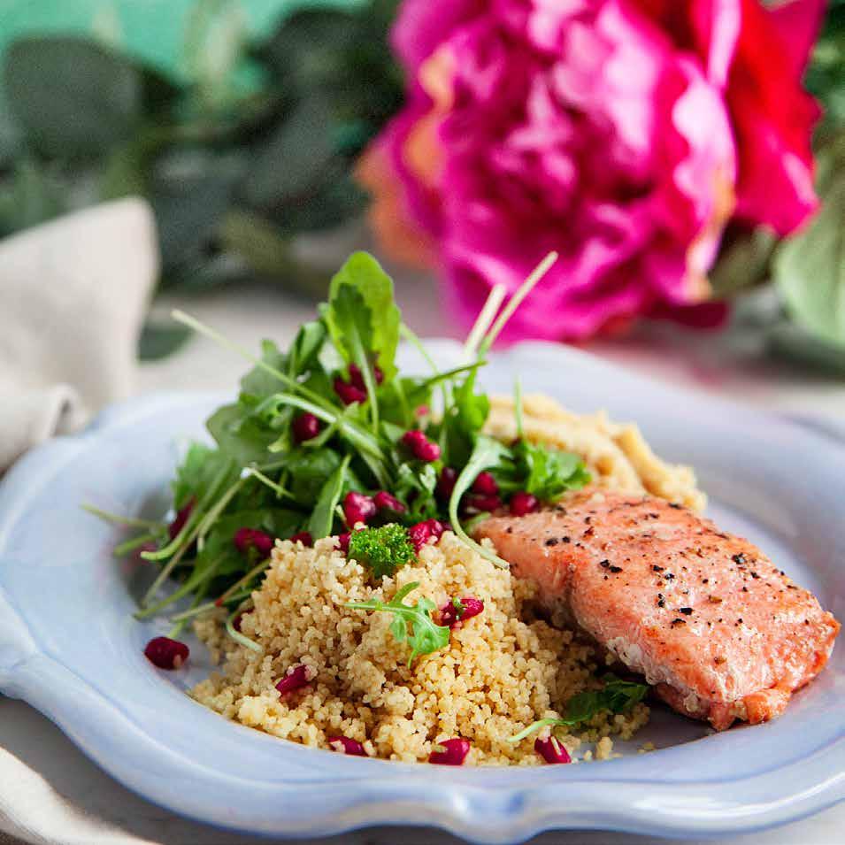 STEKT LAX med granatäppelsallad och blomkålshummus port.