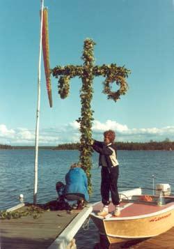 Racerbåten har däck och vindruta. Båten belades med glasfiber på 1970-talet vid Jarla Plast i Malax.