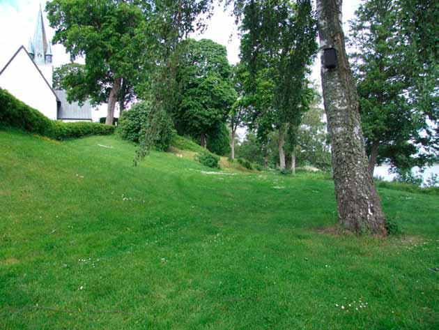 Kyrkogården utvidgades mot öster 1968. Ytterligare utvidgning gjordes 1972. Minneslunden anlades på 1980-talet. 1990 förtätades begravningsplatsen för att skapa plats för nya urngravar.