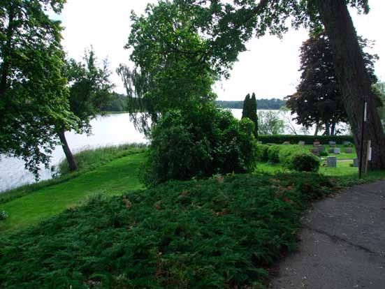 6 Läget för den nya askgravlunden sett från kyrkans nordöstra hörn.