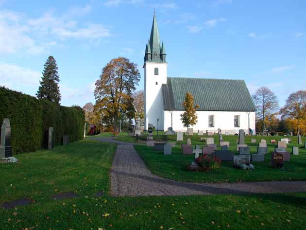 Inledning Under perioden juni - oktober 2012 har mark- och anläggningsarbeten inför anläggande av en askgravlund utförts vid Frustuna kyrka. Askgravlunden invigdes under All Helgona helgen 2012.