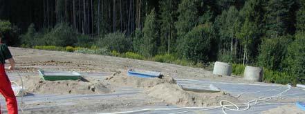 loggrarna för temperaturmätningarna. Mätbrunnen var ej klar i augusti men placerades senare vid slutet av sluttningen.