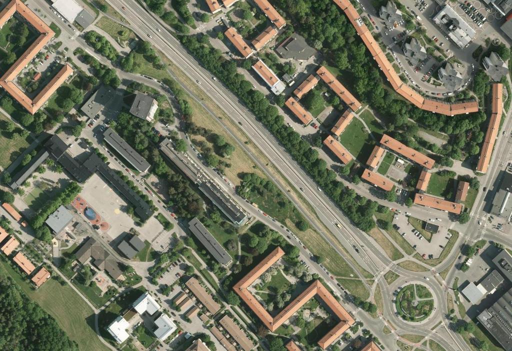Figur 1-2. Flygfoto över utredningsområdet, som är markerat med svart ellips. Foto från Stockholm stads geoarkiv. 1.2 Allmänt om dagvatten Dagvatten definieras som ett tillfälligt förekommande vatten som avrinner markytan vid regn och snösmältning.
