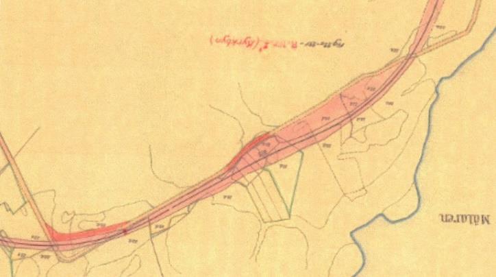 Utsnitt ur en järnvägshandling från 1870-talet. Landsvägen kommer från Ryssgraven, passerar järnvägen och slingrar sig förbi järnvägsstationen med S-kurvan (rödmarkerad mitt i bild).