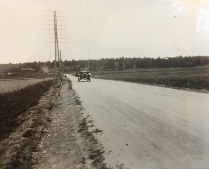 På bilden tas stenstolparna som höll järnräcket bort vid järnvägsbygget runt år 2000. Foto Börje Sandén, UKF. Nuvarande Skolvägen som den såg ut 1925 då den var landsväg.