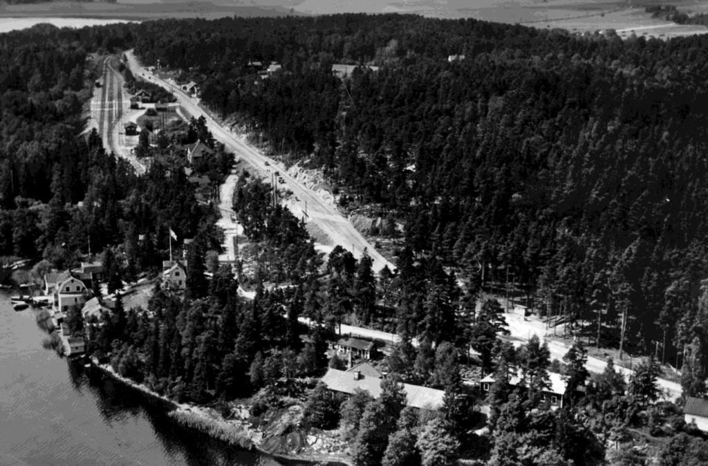 Den nya breda Enköpingsvägen genom Kungsängens samhälle under sent 1930-tal. Vägbron över järnvägen har nyss byggts.