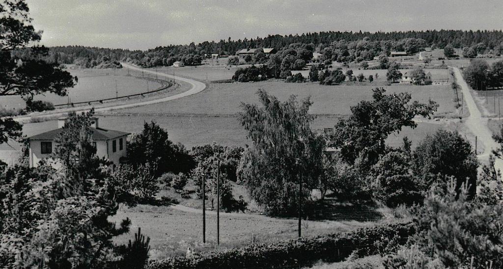 Två landsvägar. Fotot taget från berget ovanför Bygdegårdsvägen, troligen under 1940-talet. Till höger syns 1800-talets landsväg (nuvarande Skolvägen).