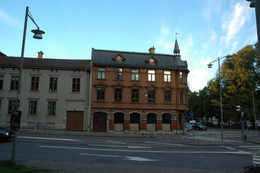 5(6) Byggnaden i hörnet Sprängkullsgatan/Södra Allégatan uppfördes 1894. Tvåvåningsbyggnaden intill byggdes 1857 (Haga 29:9).