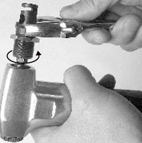 Remove the cover from the air intake and fit the male connector. 3. Connect the air hose to the tool.