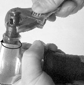 During continuous operation, the tool must be lubricated every hour or two. The tool can be lubricated with a line-mounted lubricating device or manually.