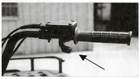 Neutralläge Lampan lyser grön då växeln är i neutralläge. 4. Back Lampan lyser röd när backen är i. 5. Halvljus Den gröna lampan lyser när motorn är igång och halvljuset aktiverat. 6.