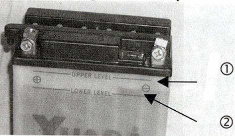 Rengöring av Batteriet: Vrid tändningslåset till Off. Ta bort kablarna till polerna. Ta alltid bort den negativa (-) polen först. Avlägsna batteriet och rengör det med varmt vatten.