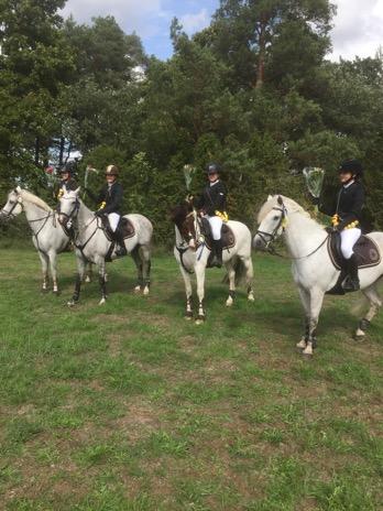 GM laget: Tilde, Signe, Saga och Filippa 8b. HOPPNING RIDHÄST Tävlingsåret började som vanligt med släktfejden som tyvärr minskat deltagandet genom åren.