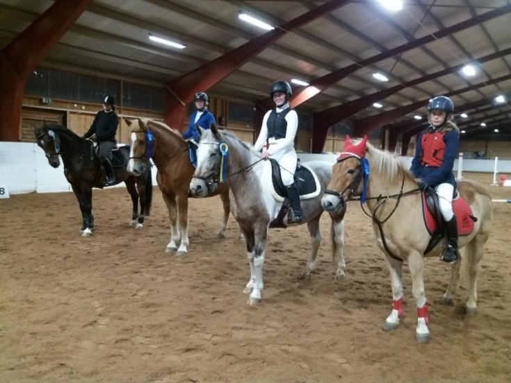 Några i samarbete med ungdomssektionen MIRK. Under våren arrangerades serietävlingen Rays Minne med fyra deltävlingar och därutöver klubbtävlingar i både dressyr och hoppning på påsklovet.