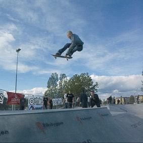 Originalbilden, onödig bakgrund, skateboardåkaren ska vara i fokus. Resultatet, efter att ha beskurit bilden. Eftersom tidningen ska gå i tryck måste man se till att bilderna är högupplösta.