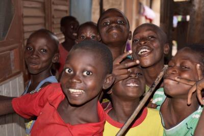 Utbildning bekämpar fattigdom på lång sikt I Ghana är skolan avgiftsfri Det enda kravet är