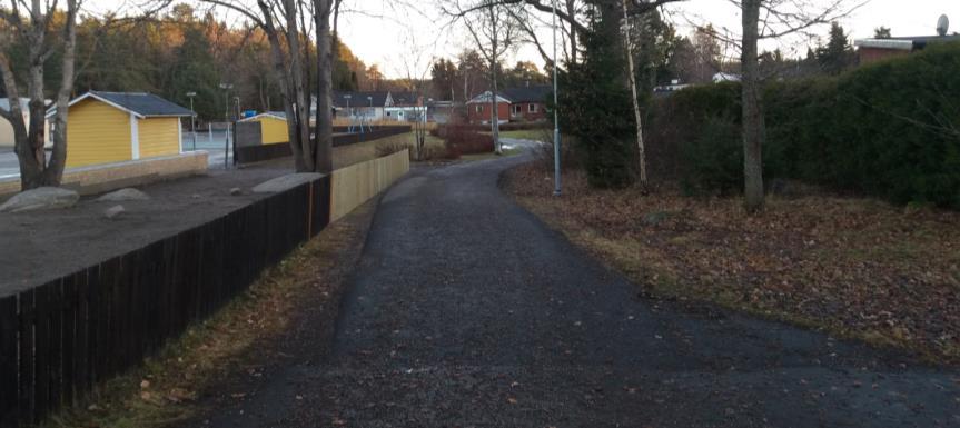 från busshållplatsen Foto: Söder om