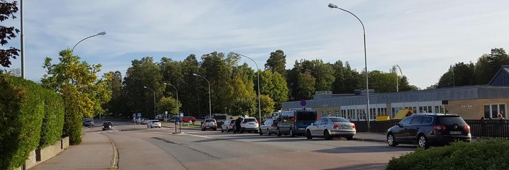 Eskilstuna kommun 2018-11-08 19 (45) Parkering Det finns inga reglerade p-platser för lämning och hämtning för skolan, men i praktiken används gatan för lämning/hämtning.