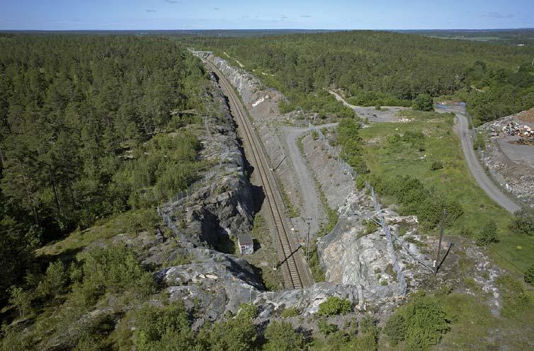 5 STUDERADE ALTERNATIV 5.5 Sträckan efter tunneln fram till Härad UA6E Sidoplattformar Korridorgräns tunnel Figur 5.33 Den västra tunnelmynningen, ca km 52+500.