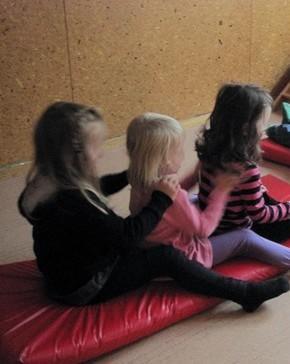 Vi lär oss ta emot och ge massage Tillsammans gör vi kompisregler Mål 5: Att lära barnen mer om källsortering Aktiviteter som har genomförts för att uppnå målet: I maj-11 deltog vi i