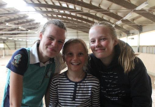 ledare Rebecka Herin och Linn Claesson välkomnar alla barn
