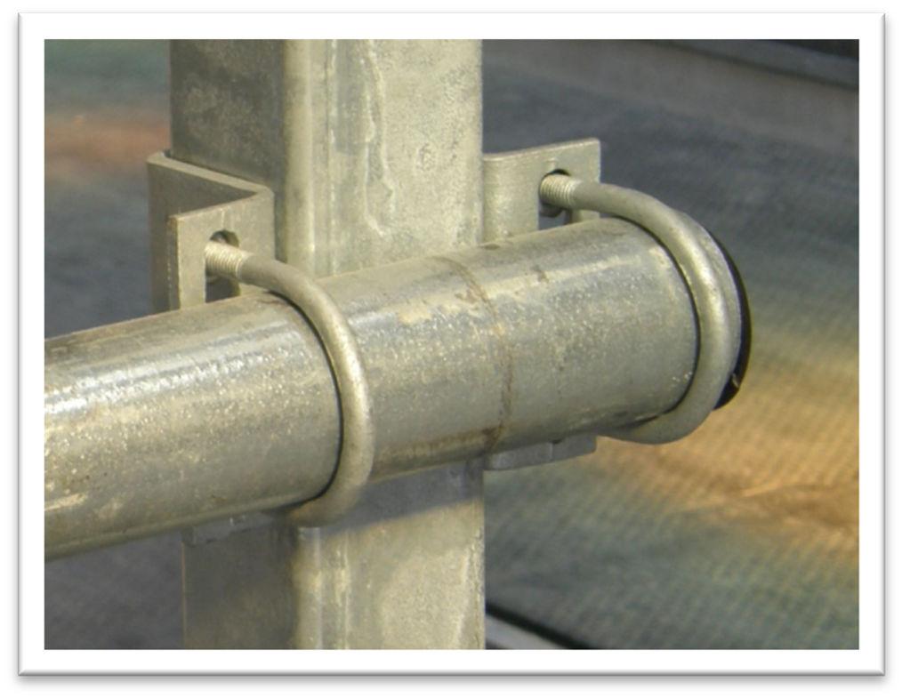 Fyrbultsklammer 2-delad skarvklammer Det längsgående nackröret av 1½ -rör monteras med klammer och bultar M10x30 och låsmutter.