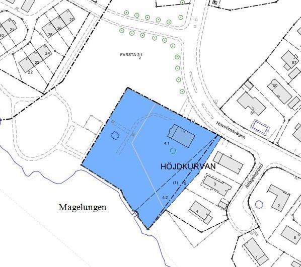 Sida 3 (9) Inhägnad villatomt (inom blå markering) som ägs av sökande, bestående av fastigheterna Fagersjö 4:1, Fagersjö 4:2 samt Höjdkurvan 5.