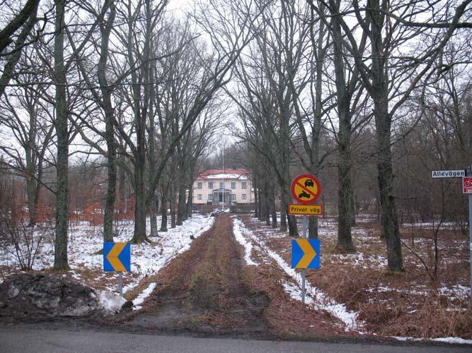 De kulturmiljöer som omnämns som värdefulla i kommunens översiktsplan och som berörs av järnvägsprojektet är: Västerhaninge gammal kyrkby som blev stationssamhälle, Västerhaninge kyrka, prästgård,