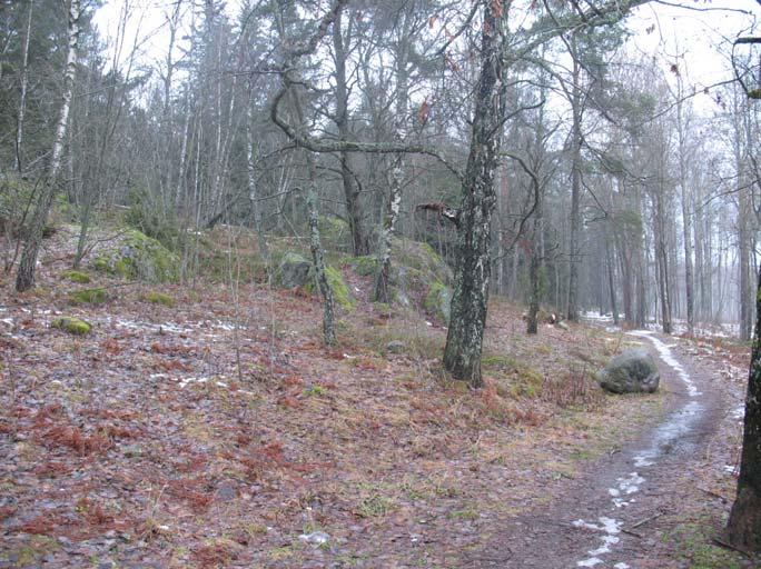 Järnvägen utgör en barriär dels i form av fysiskt hinder och dels som ett avhållande riskmoment. På vilket sätt barriären påverkar människors rörelsemönster är inte klarlagt.