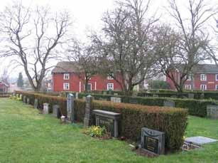 Därför bör de bevaras på plats även då gravrätten gått ut. I kvarteret finns också kyrkogårdens äldsta gravvård, daterad 1794.