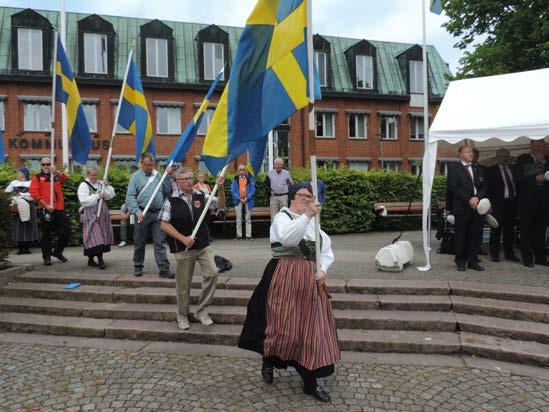 30 och kommer åter till torget en halvtimme senare, då firandet fortsätter.