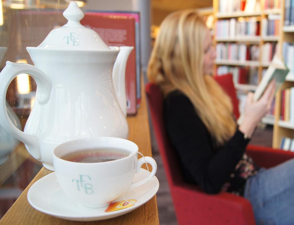 BIBLIOTEKET BJUDER IN TILL BOKCIRKEL MED AFTERNOON TEA Böcker & te Välkommen till vårens läsecirkel i biblioteket. Anmäl dig på e-post biblioteket@nykvarn.