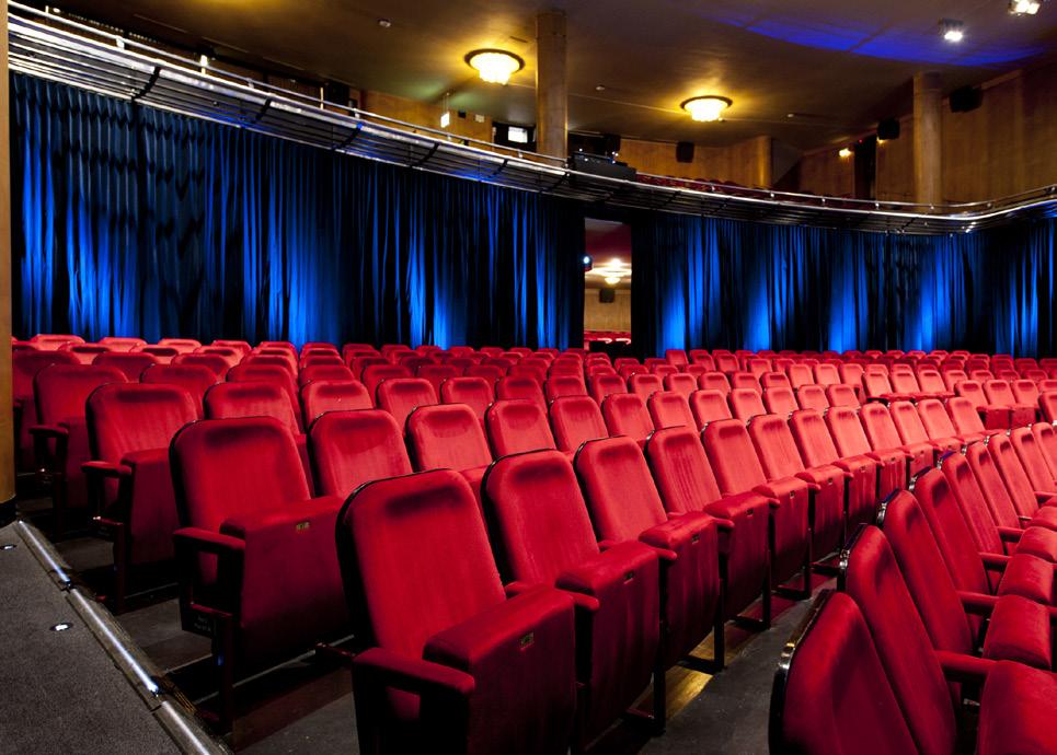 Salongen är utöver en eventlokal även en uppskattad scen för teater, show, konserter och föreläsningar.