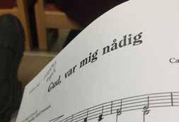 Från Långfredag till Påskdag Kasten är snabba på en körövning. Nu är det Christ the Lord is risen again. Lage Nordlander får läsa den engelska texten för oss, så att uttalet blir på rätt sätt.