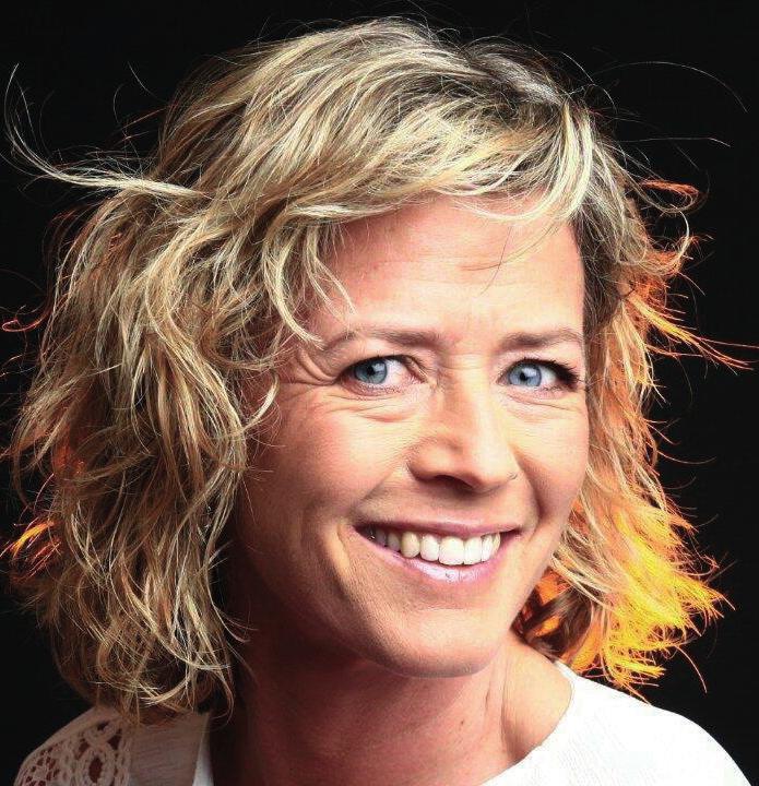 Jag är en kreativ och glad person som älskar att inspirera till träningsglädje genom att skapa varierande, utmanande och genomtänkta pass.