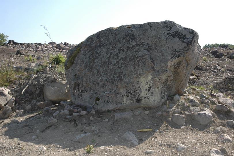 Fig. 14. Röjningsröse A3565 från väster. Foto: Hanna Larsson (U416_6). Atmospheric data from Stuiver et al. (1998); OxCal v3.