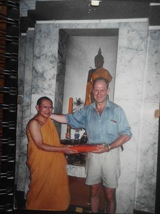 Jag fick också en Buddha staty med Nagas (Ormar).Ett radband och en gul Buddhist flagga med den åtta faldiga vägens hjul.