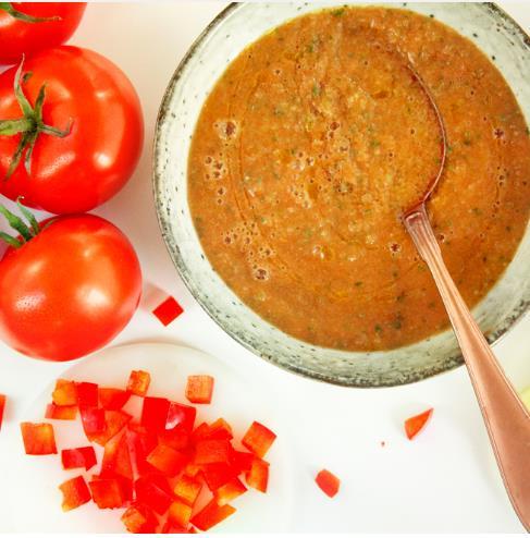 Gazpacho - spansk grönsakssoppa Här kommer ett läckert recept på gazpacho, som är en kall spansk grönsakssoppa med tomater, gurka, äppelcidervinäger och grönsaksbuljong.