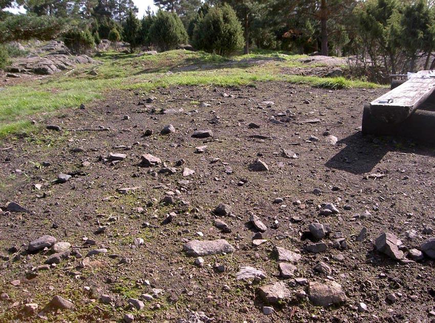 Inledning På uppdrag av Länsstyrelsen i Västra Götalands län utförde Västarvet/Lödöse museum utförde under perioden 12-14 april 2010 en arkeologisk delundersökning av en gravhög inom gravfältet RAÄ 1