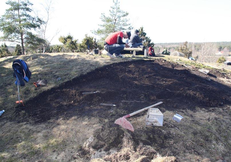 Runt den gamla kyrkogården ligger byn Tydje Stom med flera gårdar. Upp till vänster i bild skymtar en flik av Tydjesjön, som sänktes i mitten av 1800-talet.