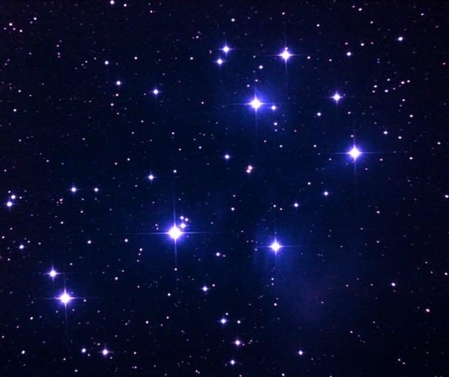 Underst jägaren Orion med sin sköld åt höger, riktad mot den framrusande Oxen, vars huvud är den V-formade stjärngruppen, Hyaderna. Den starka stjärnan där är Oxens öga, Aldebaran.