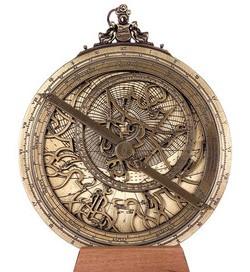 a b Mot NHP (Polstjärnan) Figur 1.5. a) Ett astrolabium. Med den vridbara armen kan man mäta föremåls höjd över horisonten. Nordpol b) Jorden med Nordpol och riktningen till Polstjärnan.
