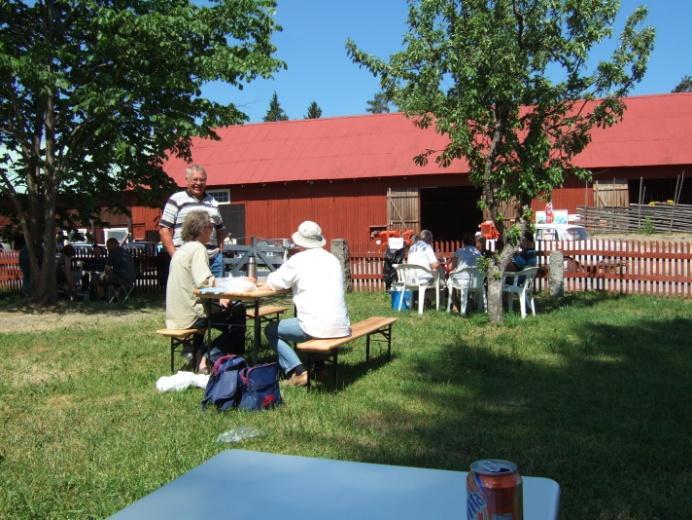 Vi fortsätter vår färd i sommarvärmen och magen börja knorra så smått. Lunchtid.